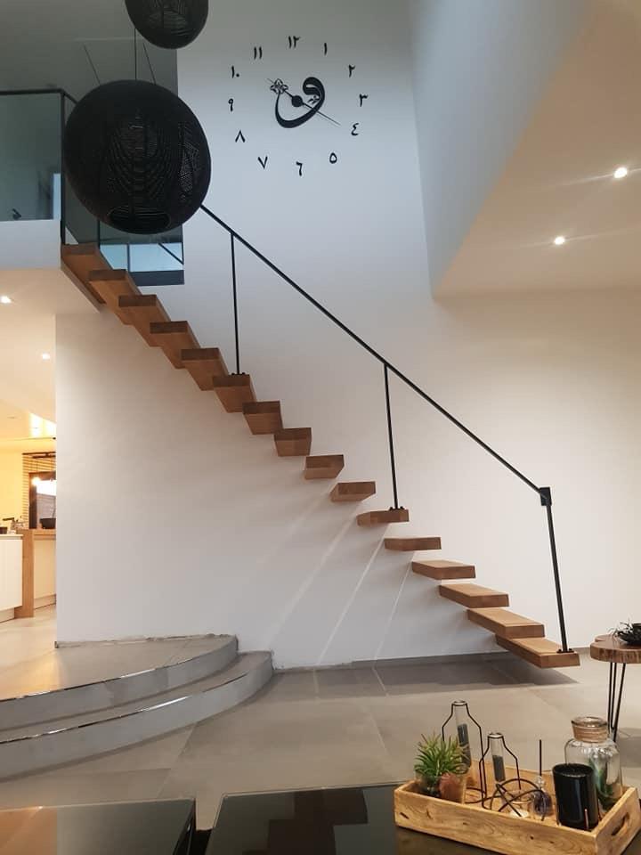 Zwevende houten trap met stalen leuning in moderne woonruimte